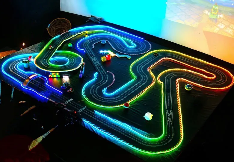 Circuito de Scalextric personalizado con iluminación led de colores en el trazado