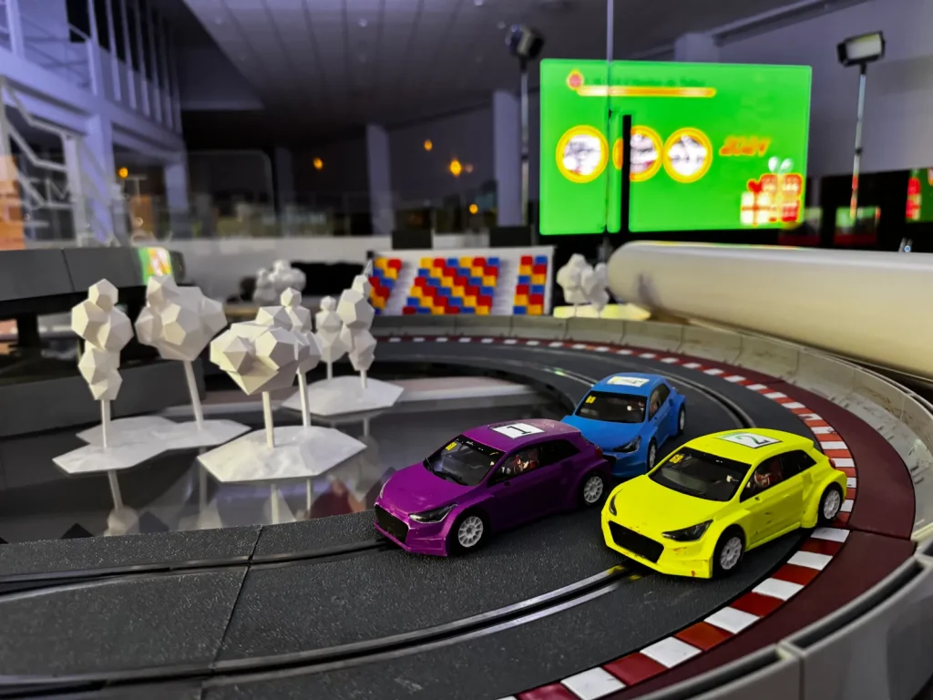 Pista Scalextric Core S para eventos corporativos con arboles 3d de decoración