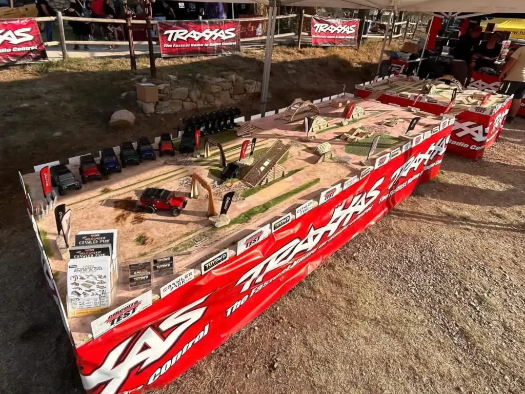 Circuito crawler de radiocontrol con rampas, puentes y obstáculos de madera TWD y Traxxas
