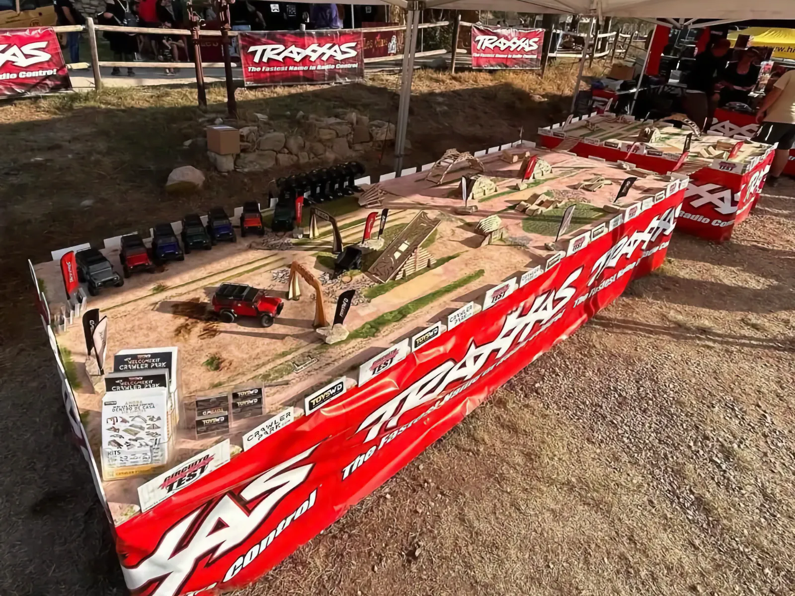 Circuito crawler de radiocontrol con rampas, puentes y obstáculos de madera TWD y Traxxas