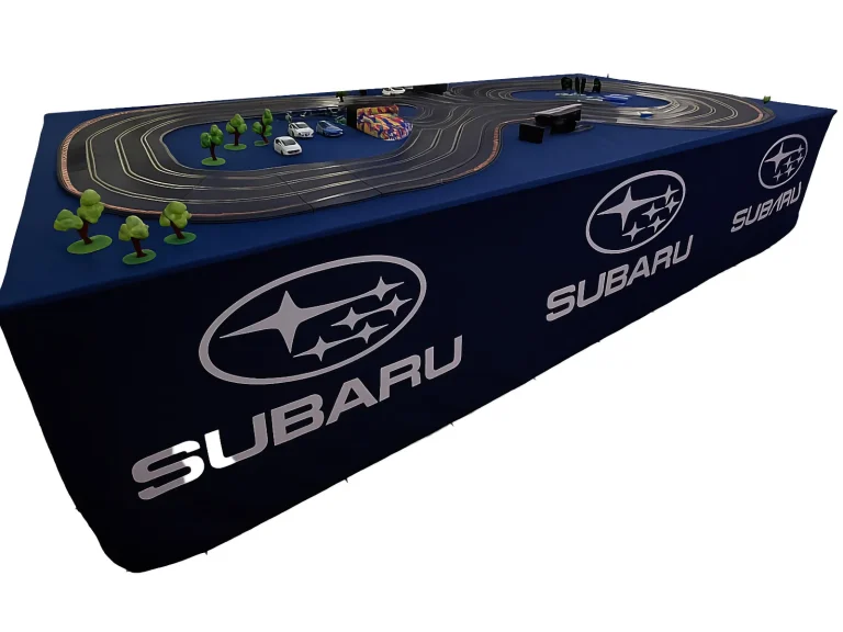 Propuesta de circuito de slot con faldillas personalizadas con el logotipo de Subaru