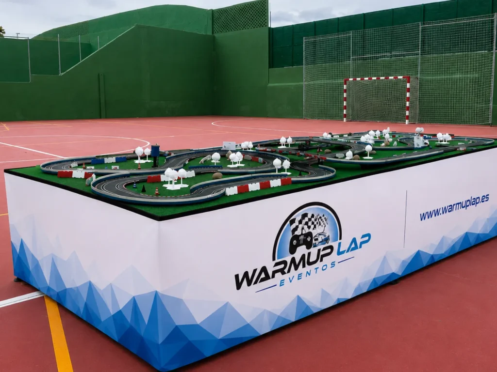 Circuito de Scalextric Compact Pro M con trazado simétrico y faldillas de WarmUp Lap