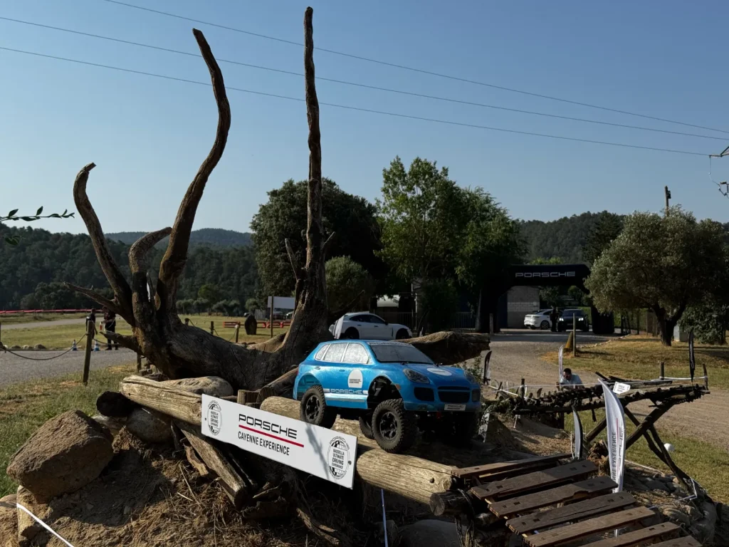 Crawler RC Porsche Cayenne sobre troncos en el circuito 4x4 de WarmUp Lap en Porsche Experience Off-Road