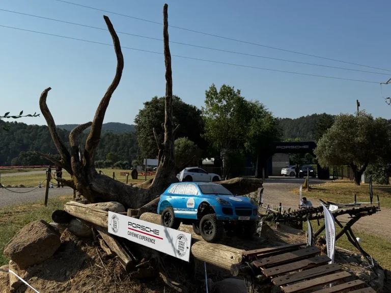 Crawler RC Porsche Cayenne sobre troncos en el circuito 4x4 de WarmUp Lap en Porsche Experience Off-Road