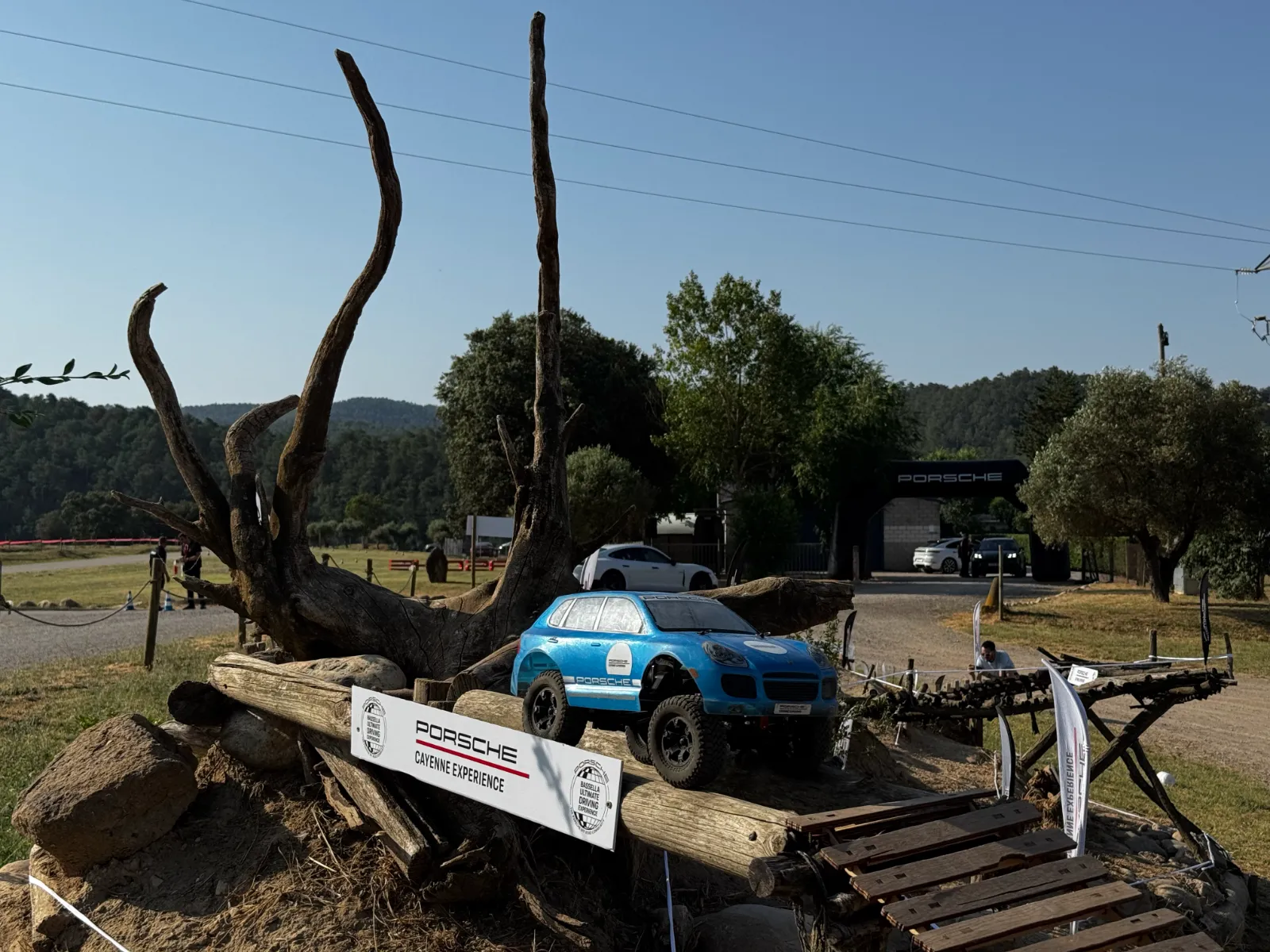 Crawler RC Porsche Cayenne sobre troncos en el circuito 4x4 de WarmUp Lap en Porsche Experience Off-Road