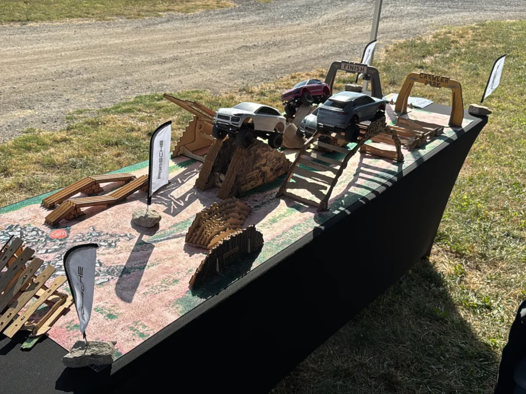 Circuito de mesa con crawlers RC y obstáculos de madera en Porsche Experience Off-Road
