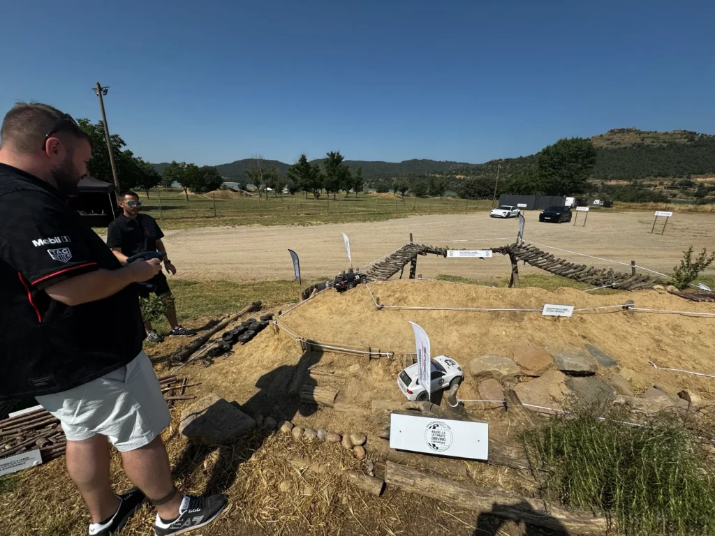 Asistentes de Porsche Experience pilotando crawlers RC en el circuito 4x4 de WarmUp Lap