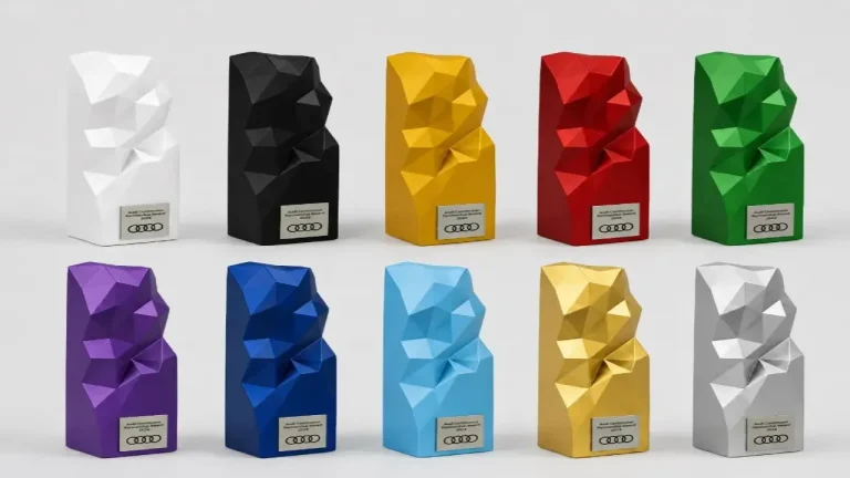 Ejemplos de trofeos geométricos personalizados en 3D con distintos colores